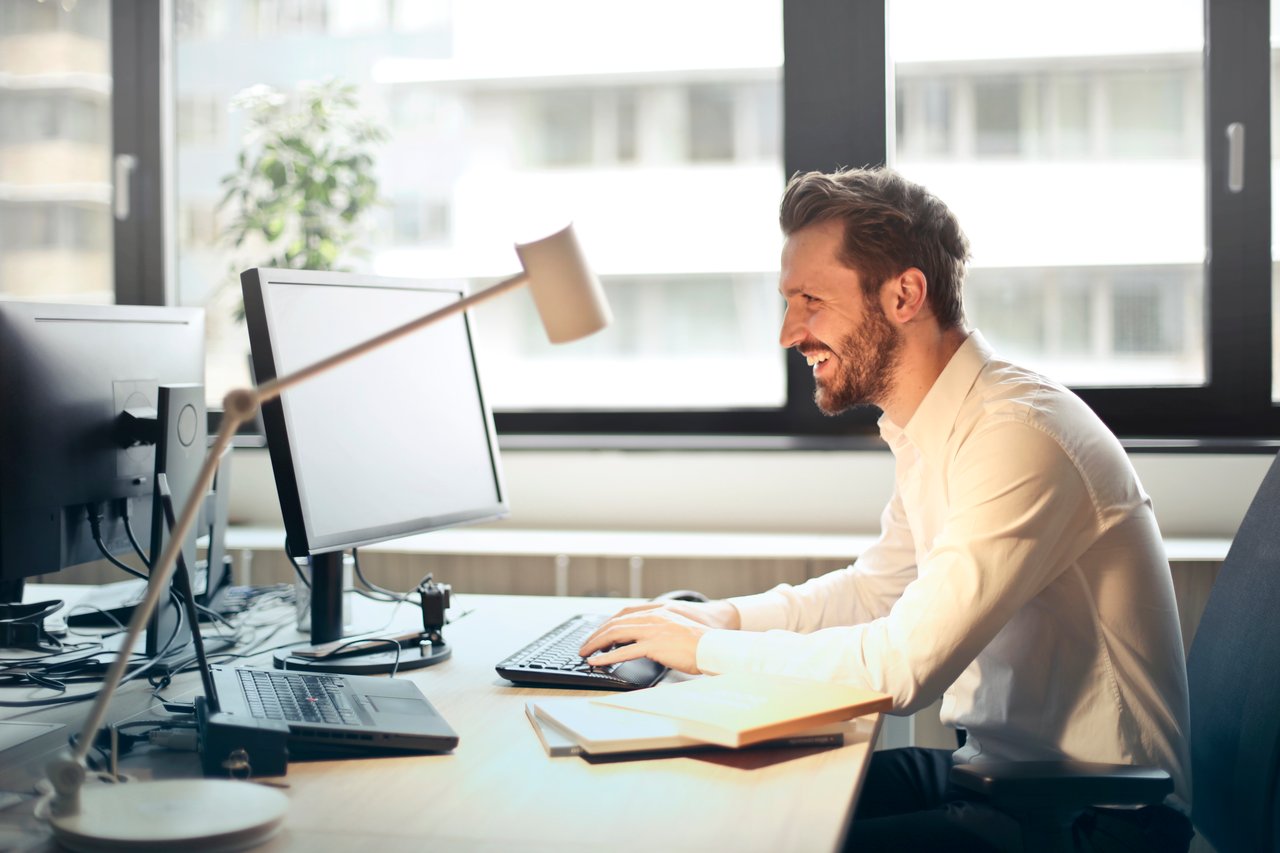person at computer reading a newsletter in their email